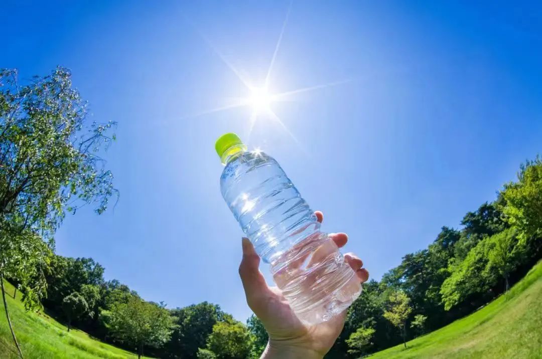 夏季车内被暴晒的矿泉水有毒上海市消保委测试了一下
