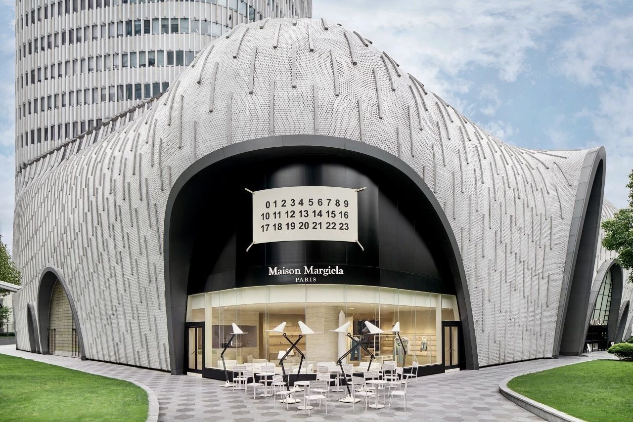 来到马吉拉精品概念店门口,视线便第一时间被品牌经典的巨型四角缝线