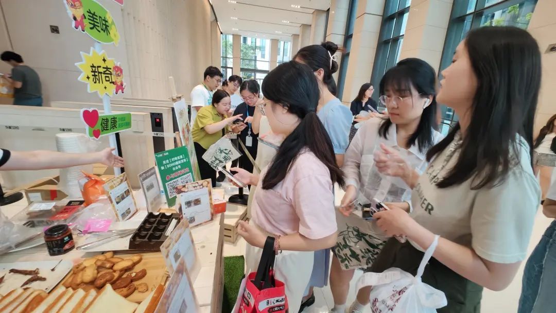 活动现场,试吃的产品有叮咚买菜预制菜自有品牌"蔡长青"系列,烘焙自有