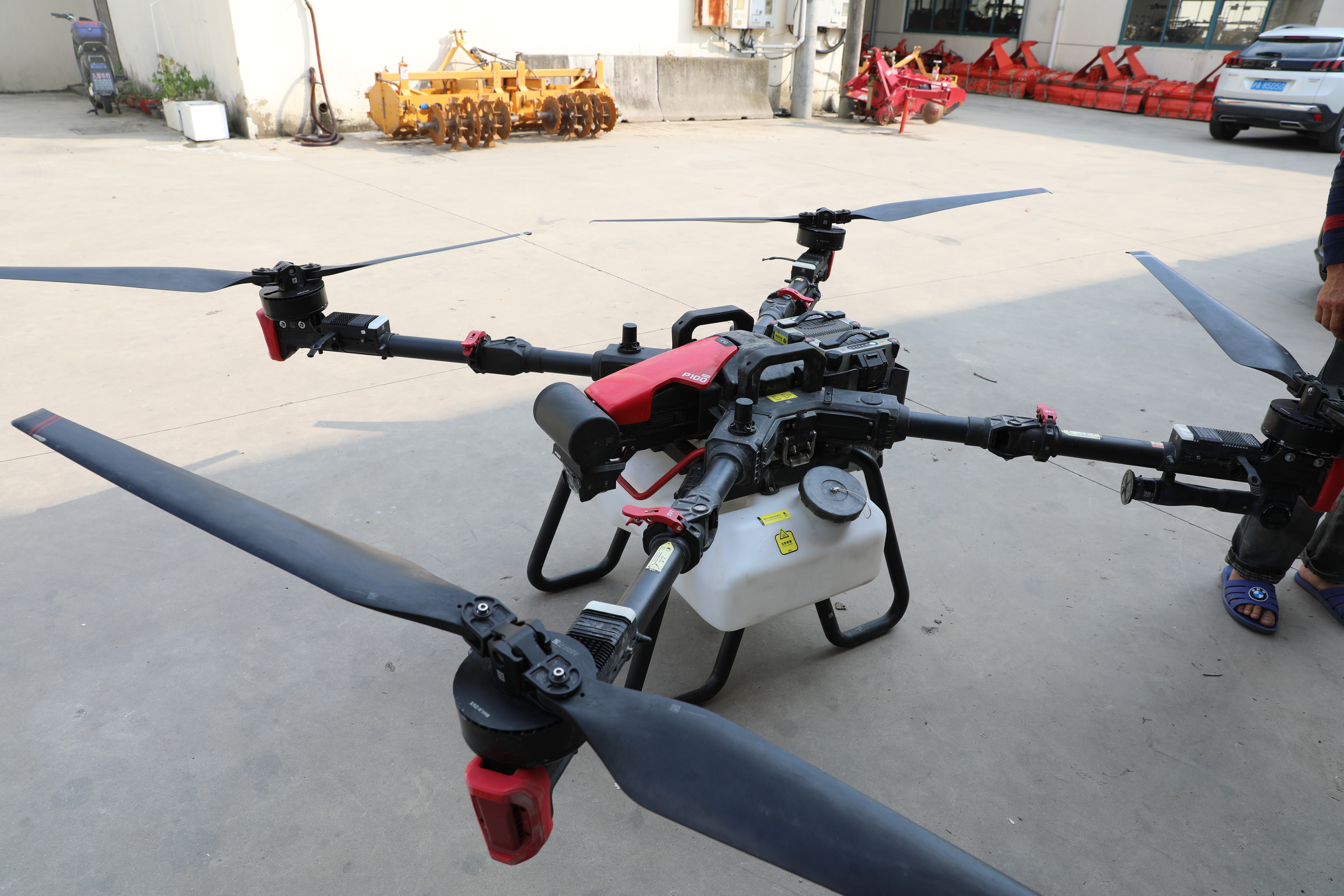 积极探索智慧农业发展模式南翔镇新丰村启用无人机为水稻追施肥_上观新闻