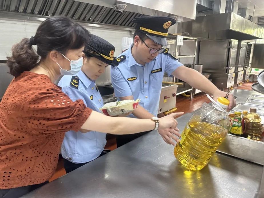 保障师生“舌尖上的安全”，浦东开展学校食品安全监管专项行动