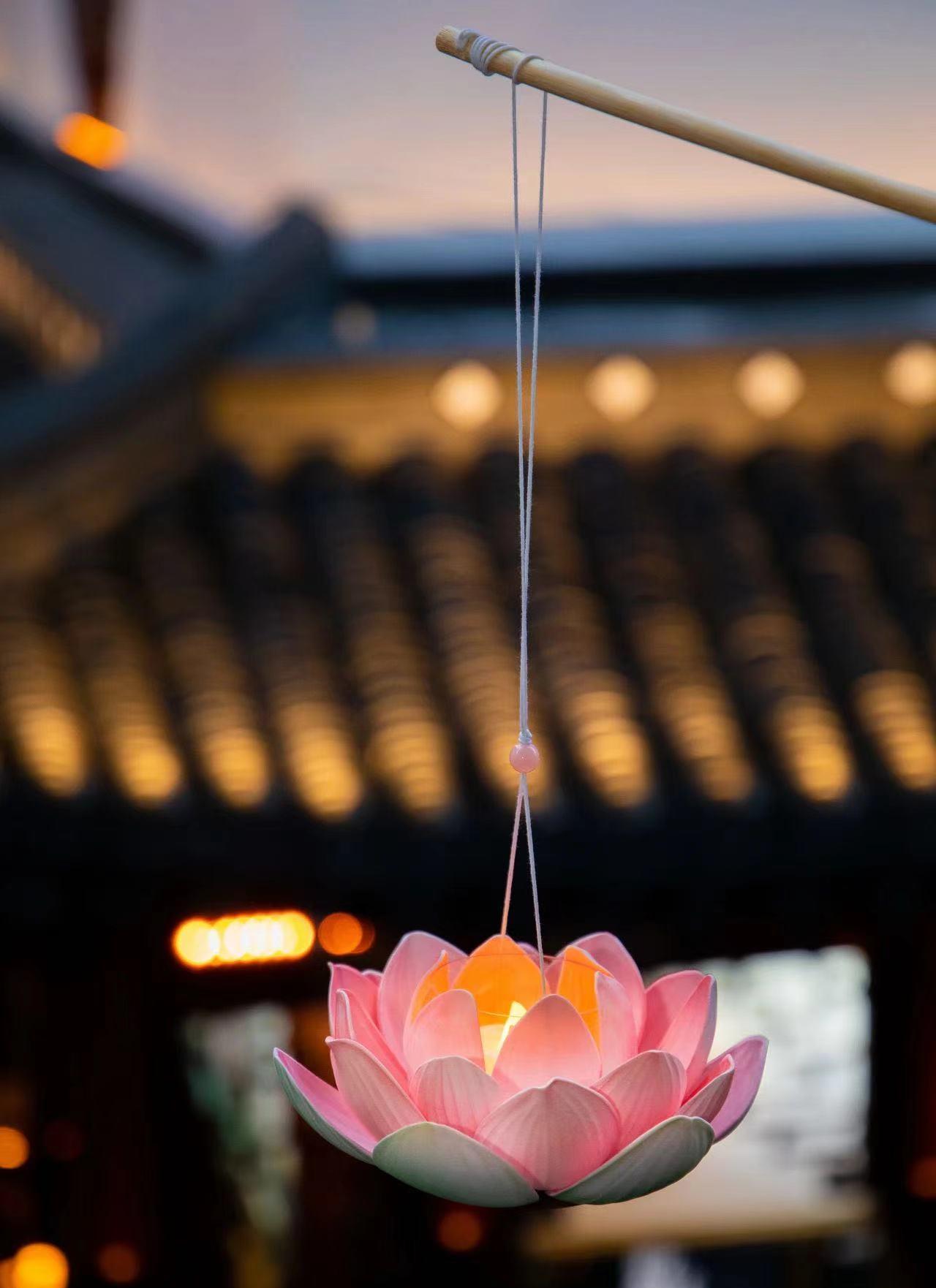 黄浦日记丨中秋应景!在豫园九曲桥荷花池,试试放盏"荷花灯"