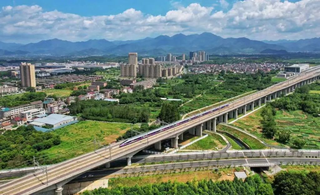 长三角铁路国庆黄金周预计发送旅客逾3700万人次计划增开多方向旅客