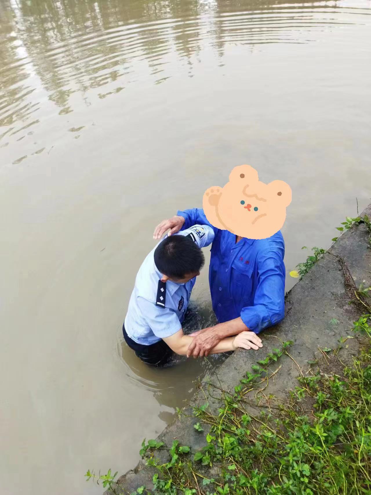 老人不慎落水,崇明警民共同施救_上观新闻