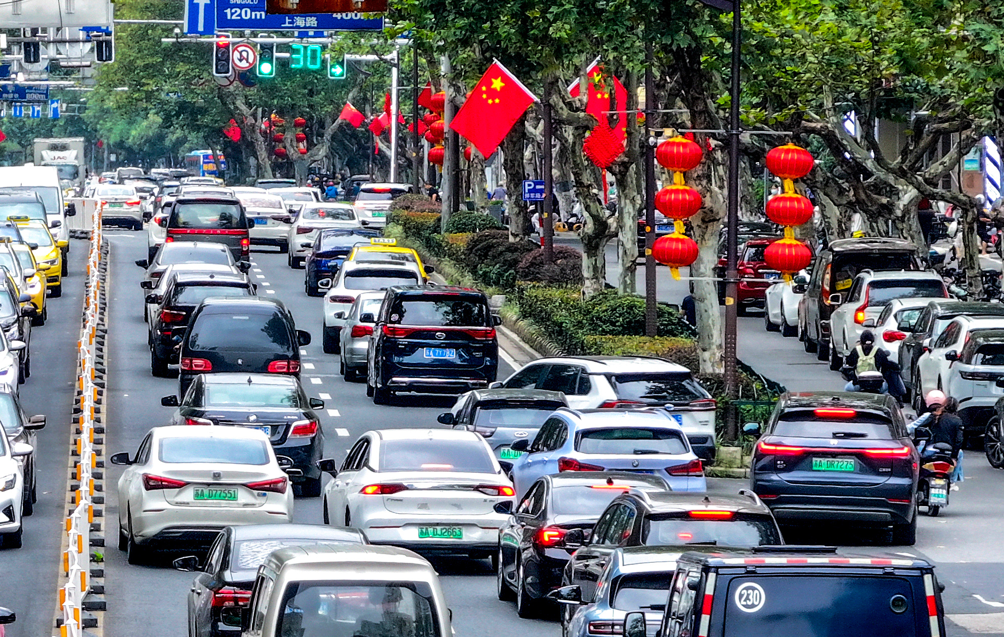 中山北路,山西路,清凉门大街等多条主次干道都已挂上鲜艳的五星红旗