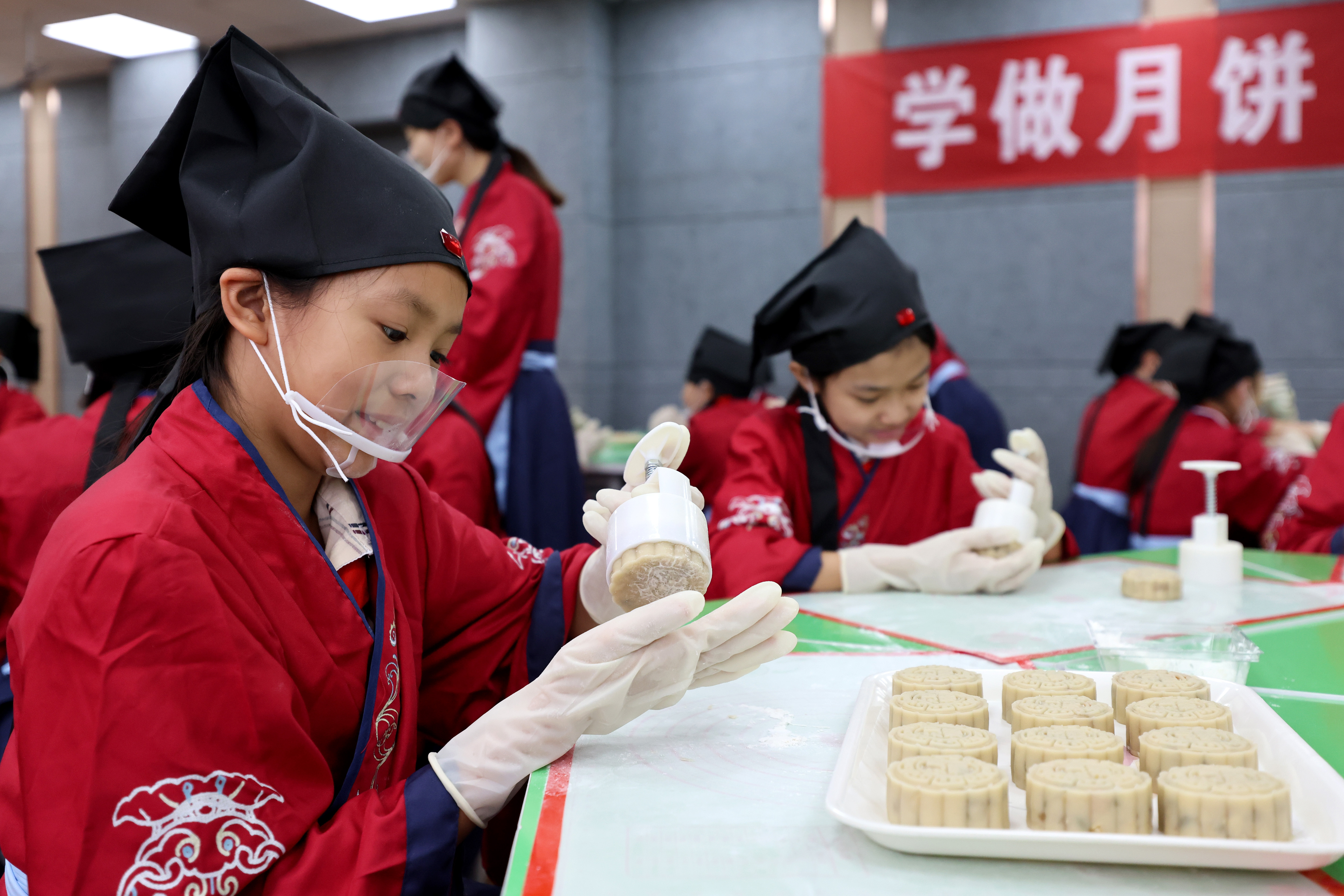 枣庄市文化路小学开展"学做月饼 喜迎中秋"民俗文化体验活动,学生们