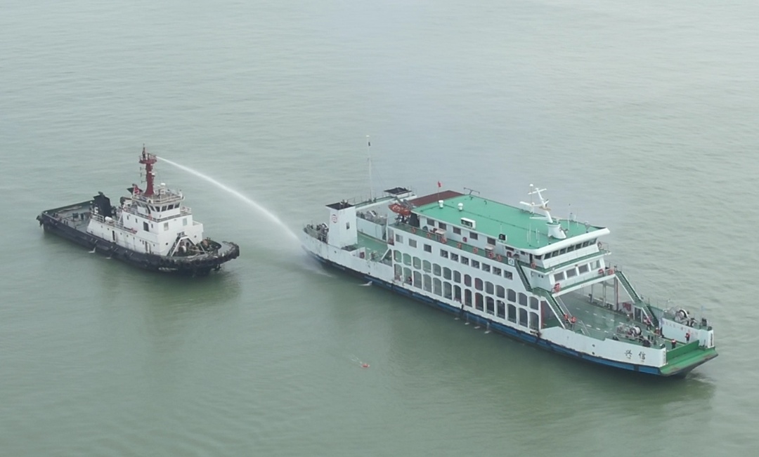 散货船舶发生碰撞,导致人员落水,车客渡船载运的一辆新能源车发生火灾