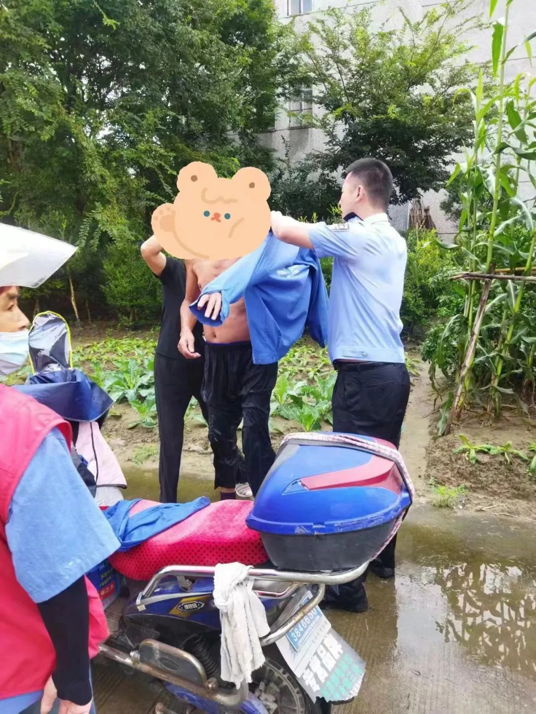 崇明老人不慎落水幸好有他们