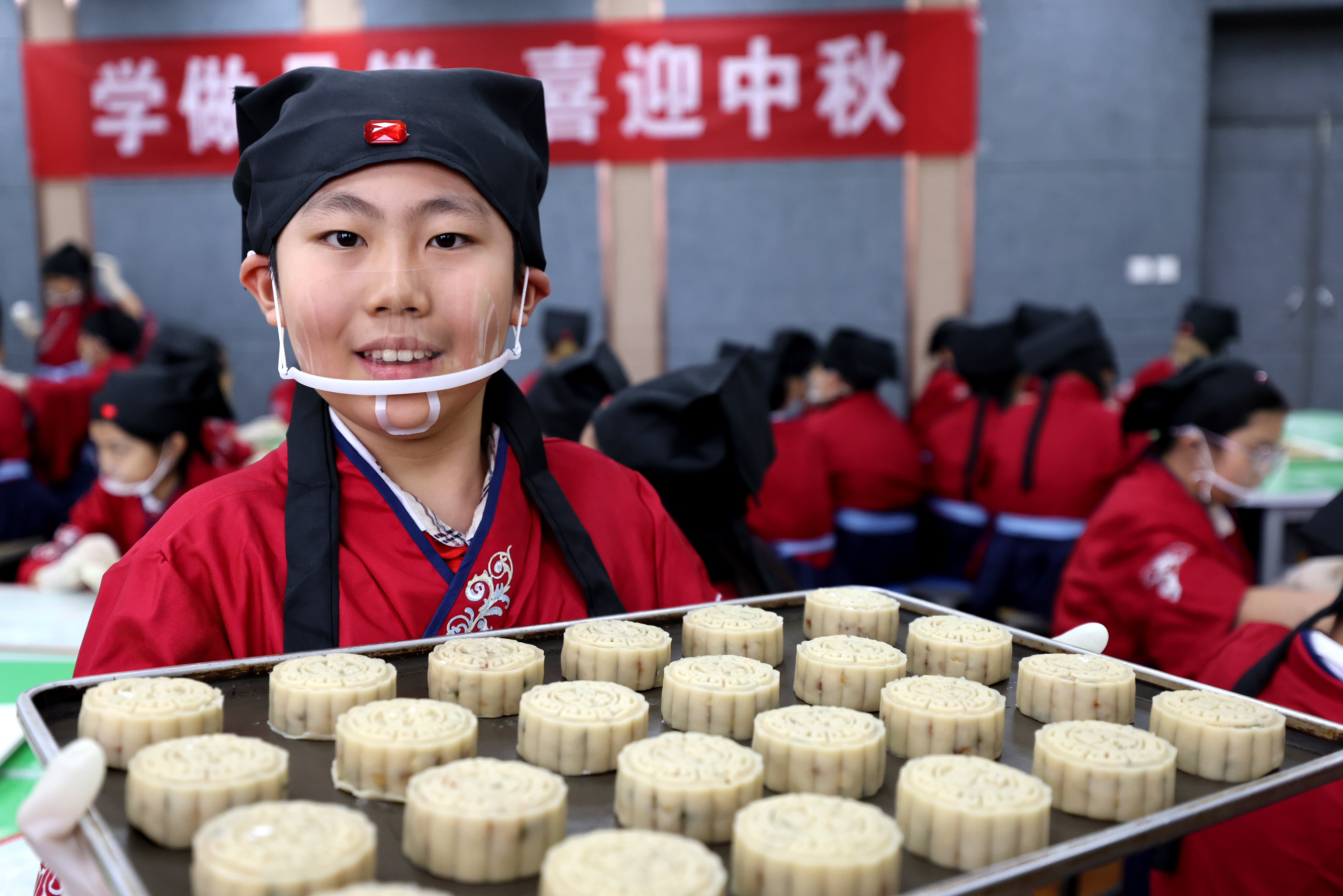 枣庄小学生学做月饼迎中秋