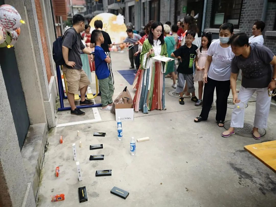 沉浸式国潮中秋游园会_黄浦老城厢社区活动_幼儿园中秋灯笼制作
