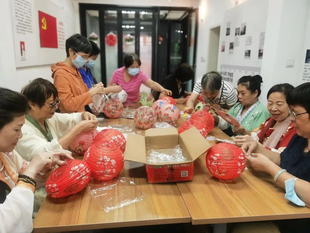 黄浦老城厢社区活动_沉浸式国潮中秋游园会_幼儿园中秋灯笼制作