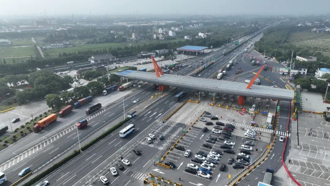 g60高速今晨车流总体平稳警保联动站服务区红绿灯已上岗
