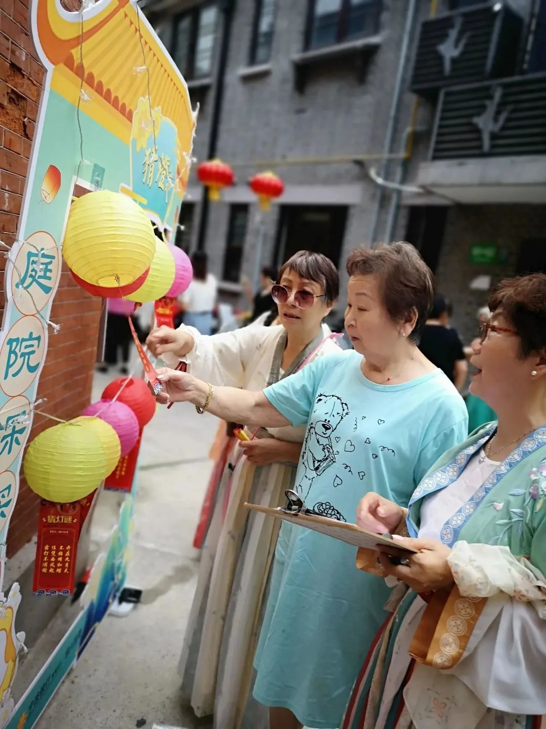 沉浸式国潮中秋游园会_黄浦老城厢社区活动_幼儿园中秋灯笼制作