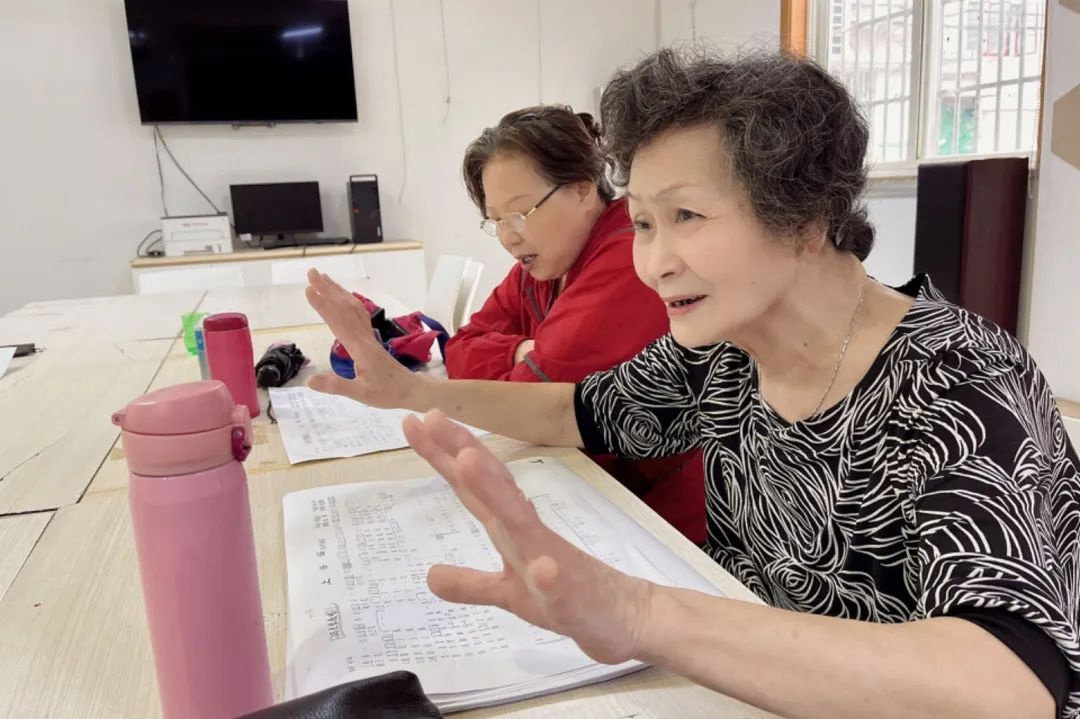 我的位置:>上观号>徐汇通>文章详情>当卢筱凤亲自教授居民唱沪剧的