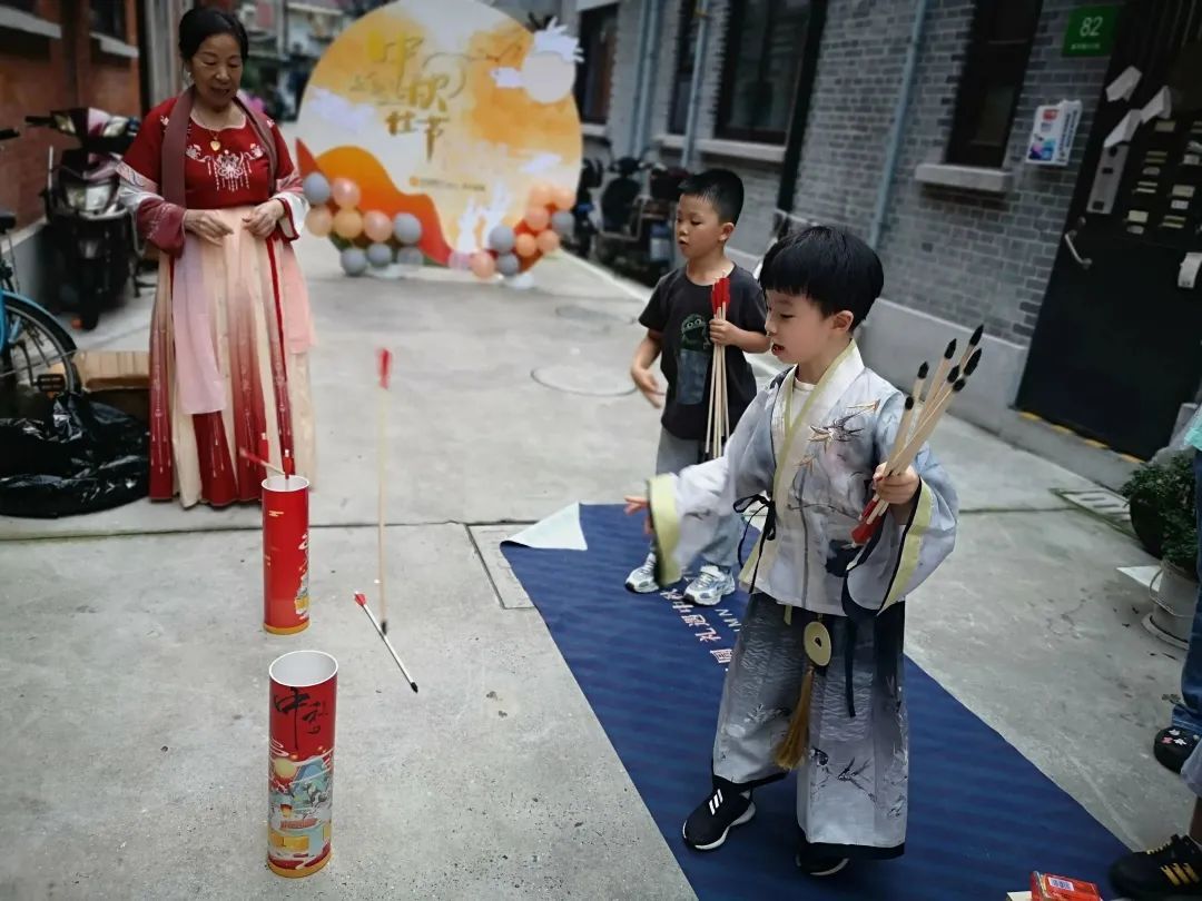 幼儿园中秋灯笼制作_沉浸式国潮中秋游园会_黄浦老城厢社区活动