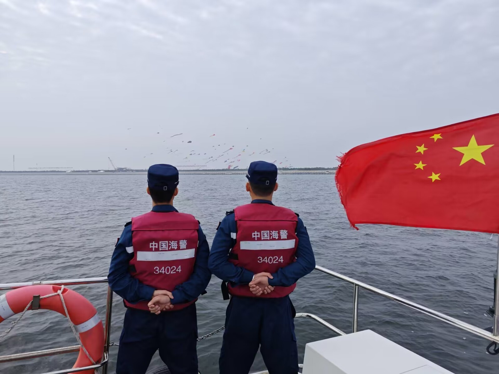 潍坊海警局滨海工作站为国际风筝嘉年华保驾护航