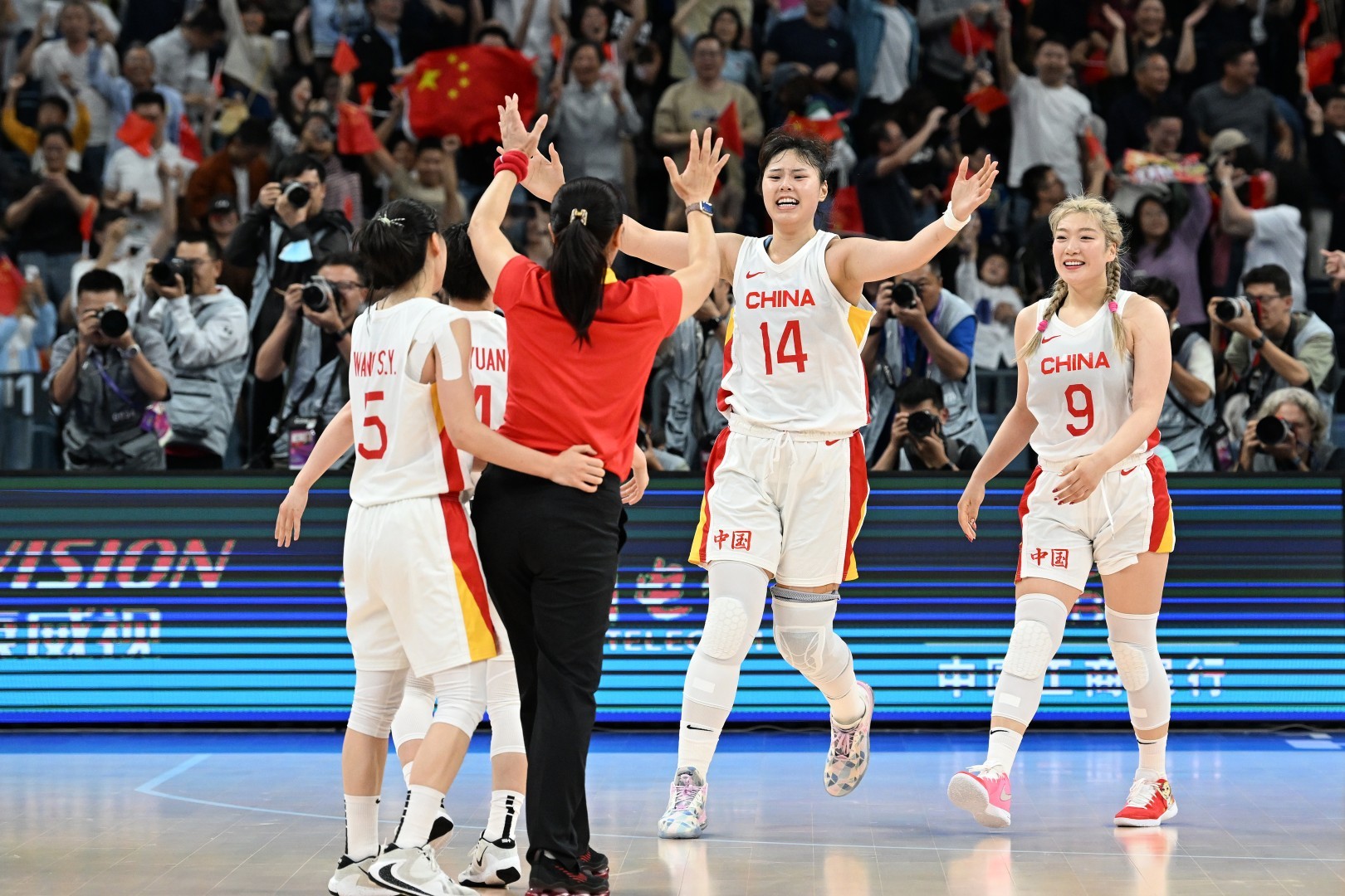 亚运女篮上演巅峰对决 中国女篮绝杀日本队夺冠_新闻频道_中国青年网