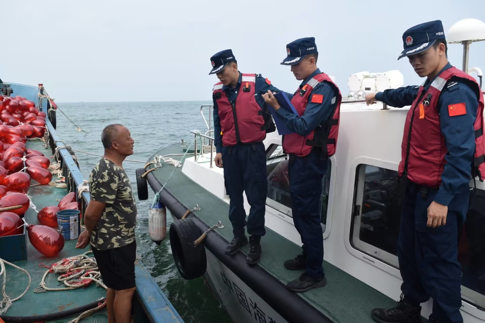 潍坊海警局滨海工作站为国际风筝嘉年华保驾护航