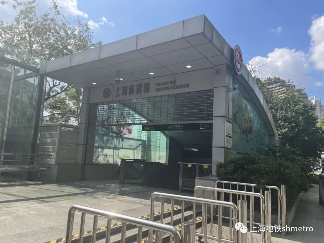 上海体育场地铁站图片