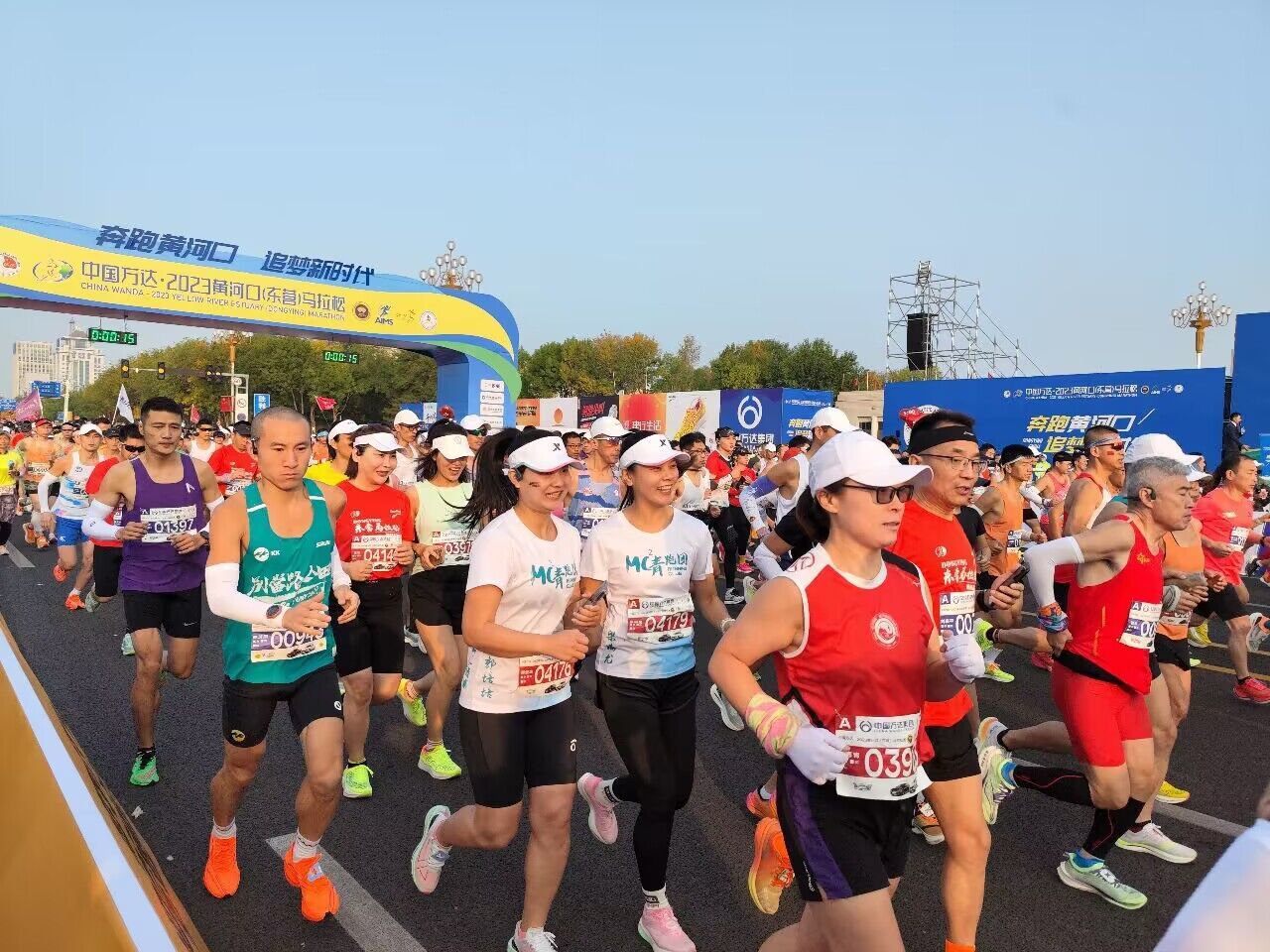 2023黄河口东营马拉松赛鸣枪开赛
