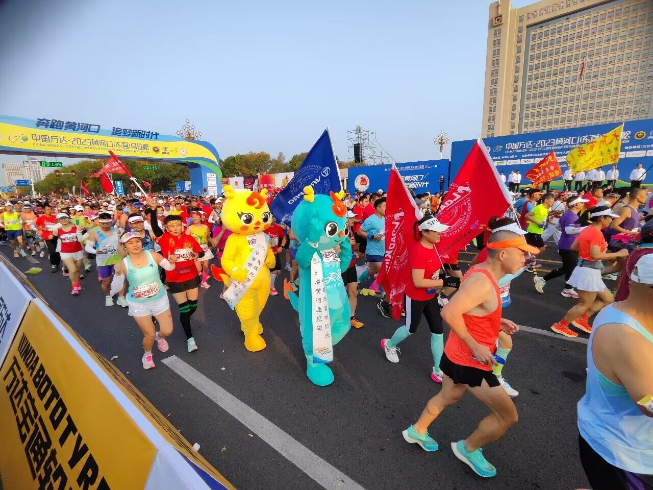 2023黄河口东营马拉松赛鸣枪开赛