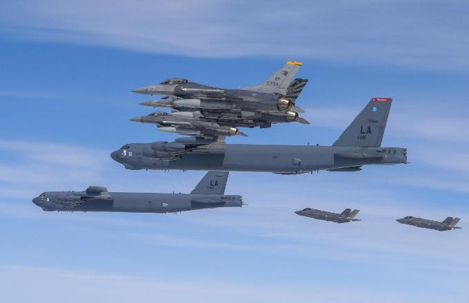 "图说"一周国际热点:美军b-52h战略轰炸机首次在韩国着陆_上观新闻