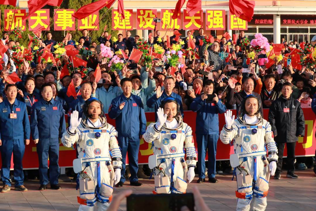 神舟十七号载人飞行任务航天员乘组出征仪式在酒泉卫星发射中心举行