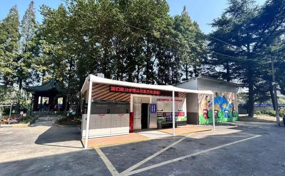 有彩绘有芳香边上还有小花园这里竟是个垃圾房