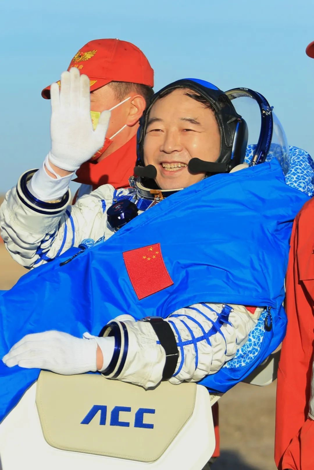 太空菜园喜获丰收,新鲜健康的蔬菜长势喜人,指令长景海鹏对着镜头,在