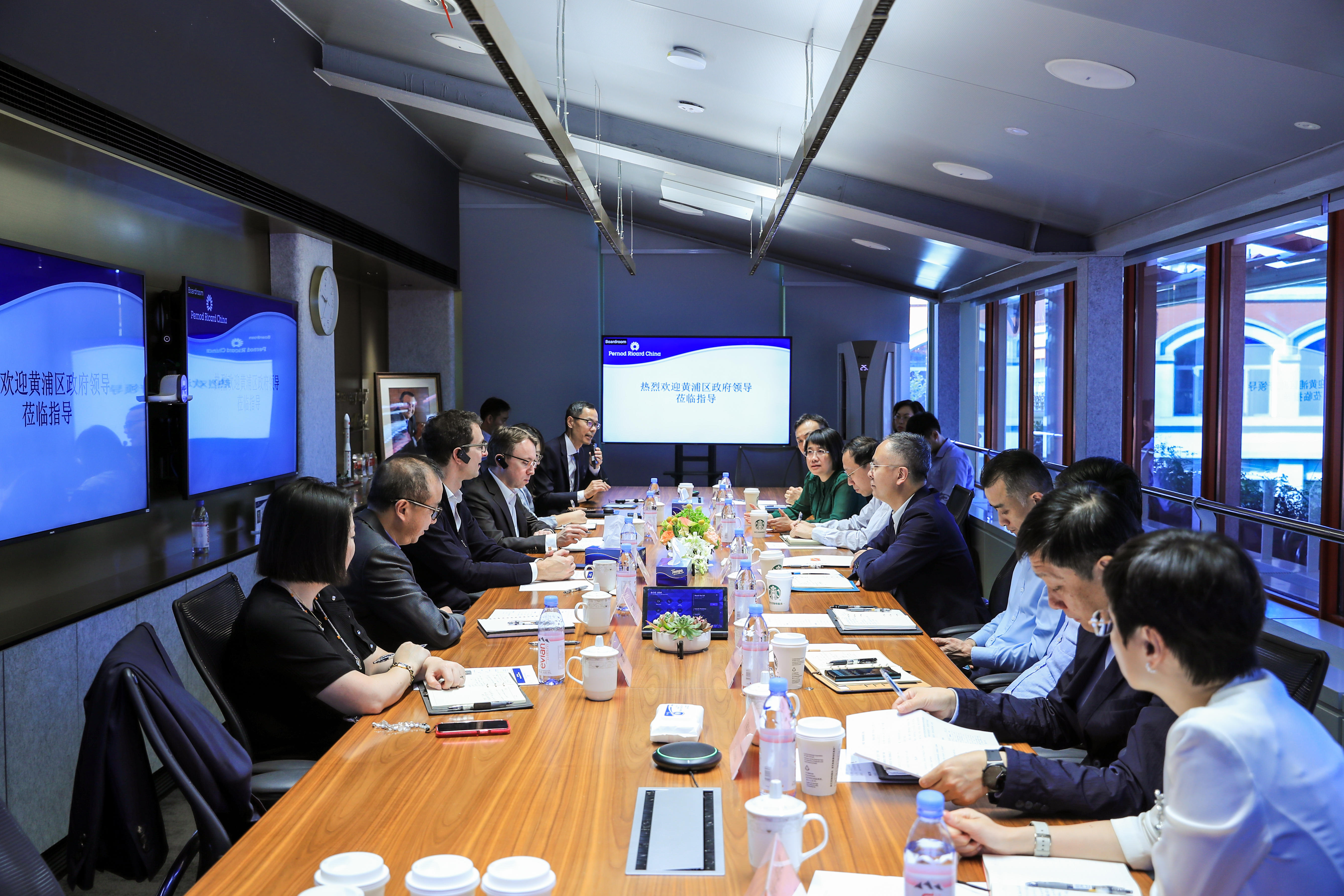 开展四百大走访三进三问行动赠送重点企业服务包沈山州区长走访