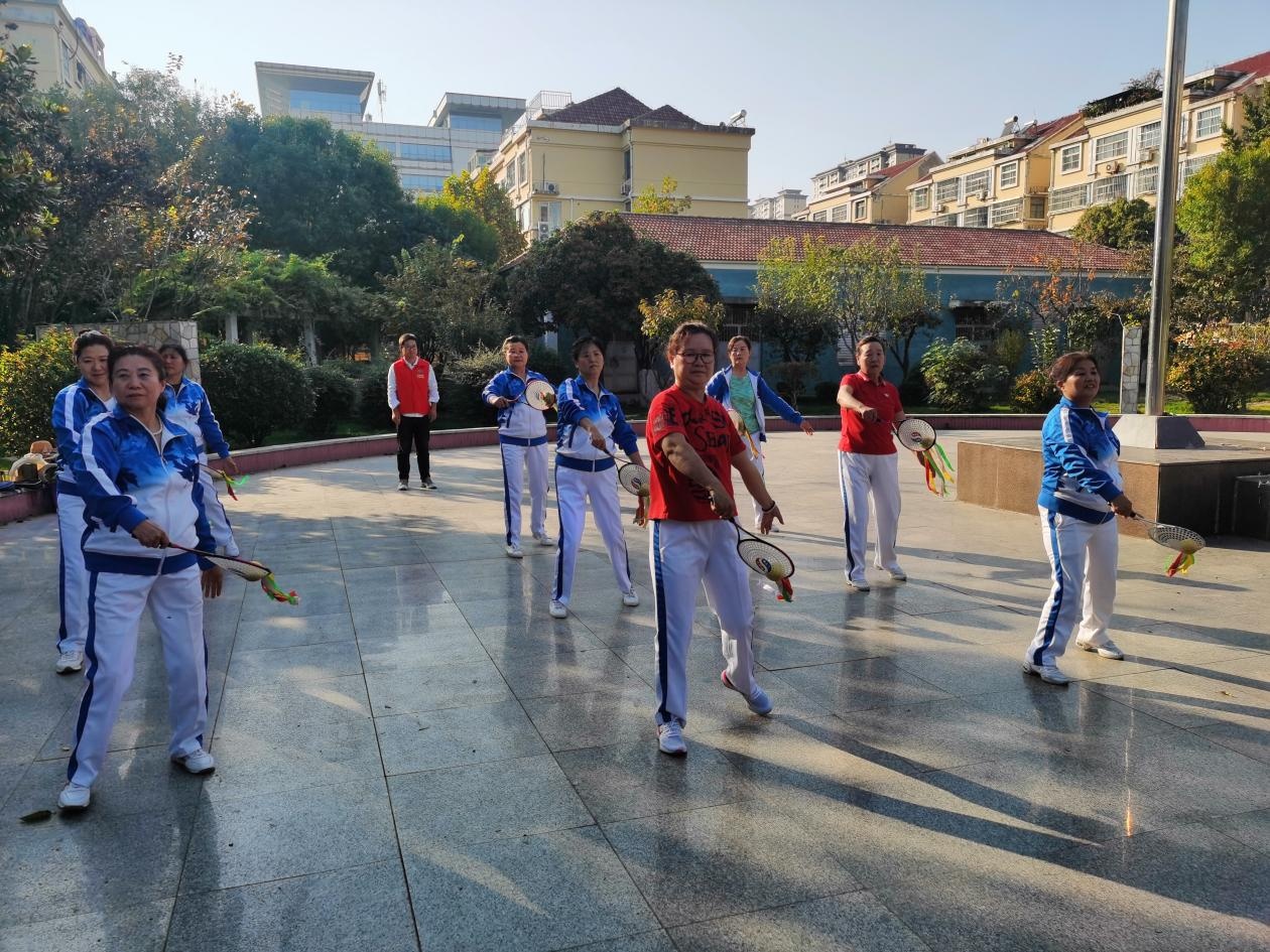 滕州市善南街道荆善南苑社区开展老年人柔力球健身活动
