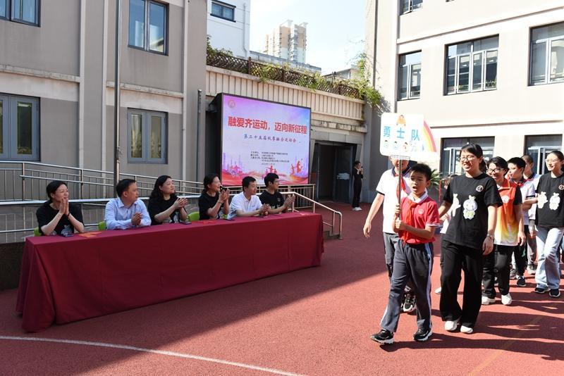 大学附属卢湾辅读实验学校的特殊学生们欢笑着迎来了期盼已久的运动会