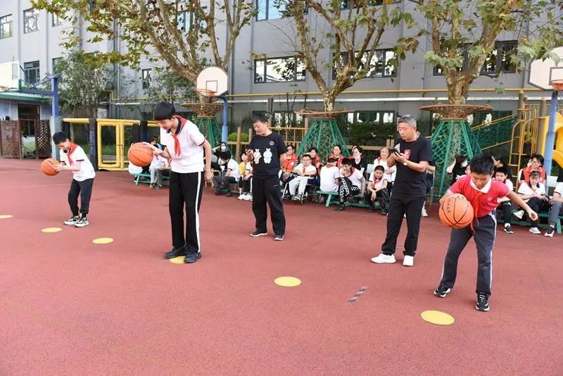 今天,他们迎来了伙伴:上海市实验小学的同学们来了,农业银行黄浦支行