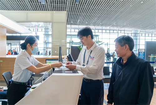 青岛机场以优质服务践行人民航空为人民