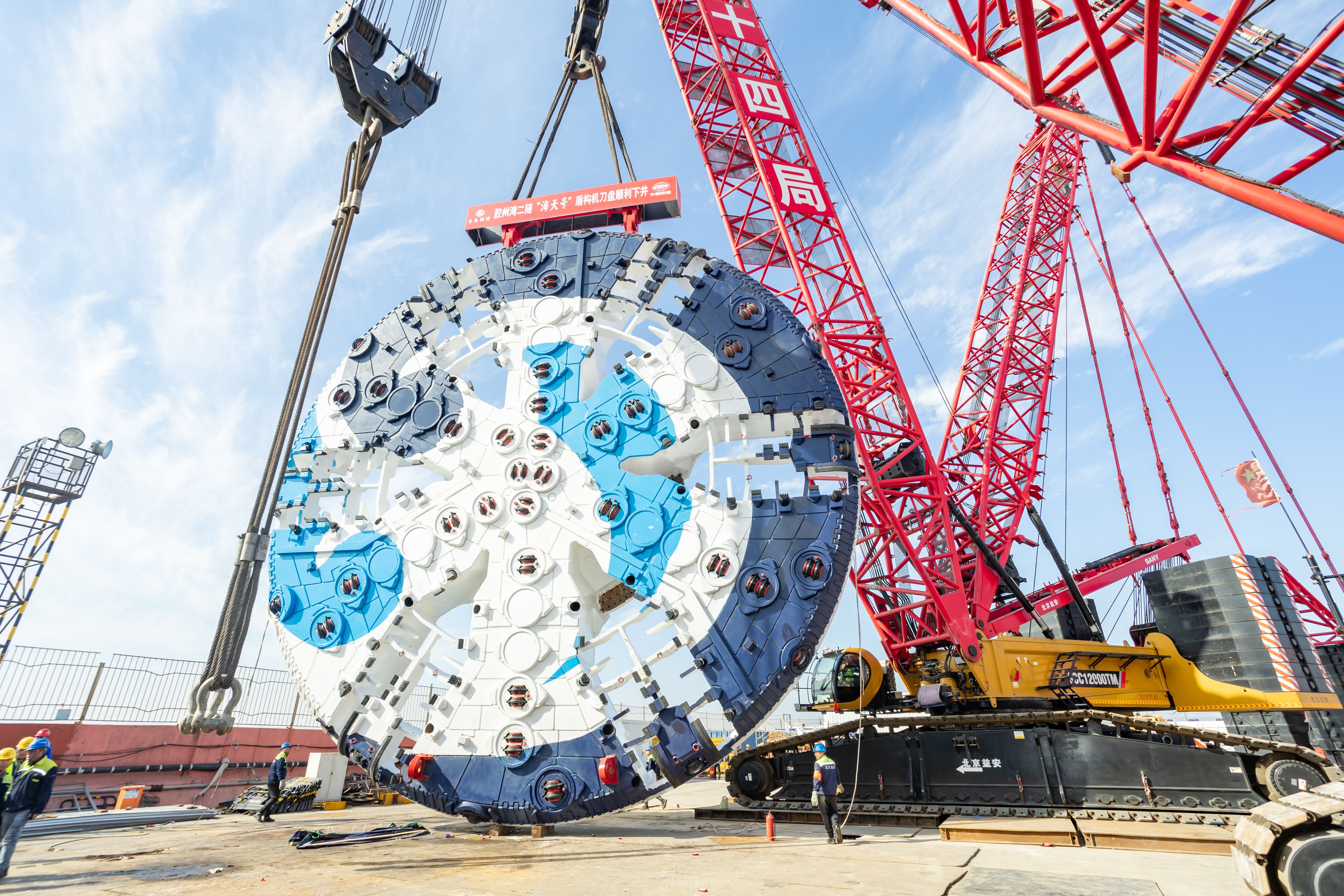 重600吨胶州湾第二隧道海天号盾构机刀盘下井