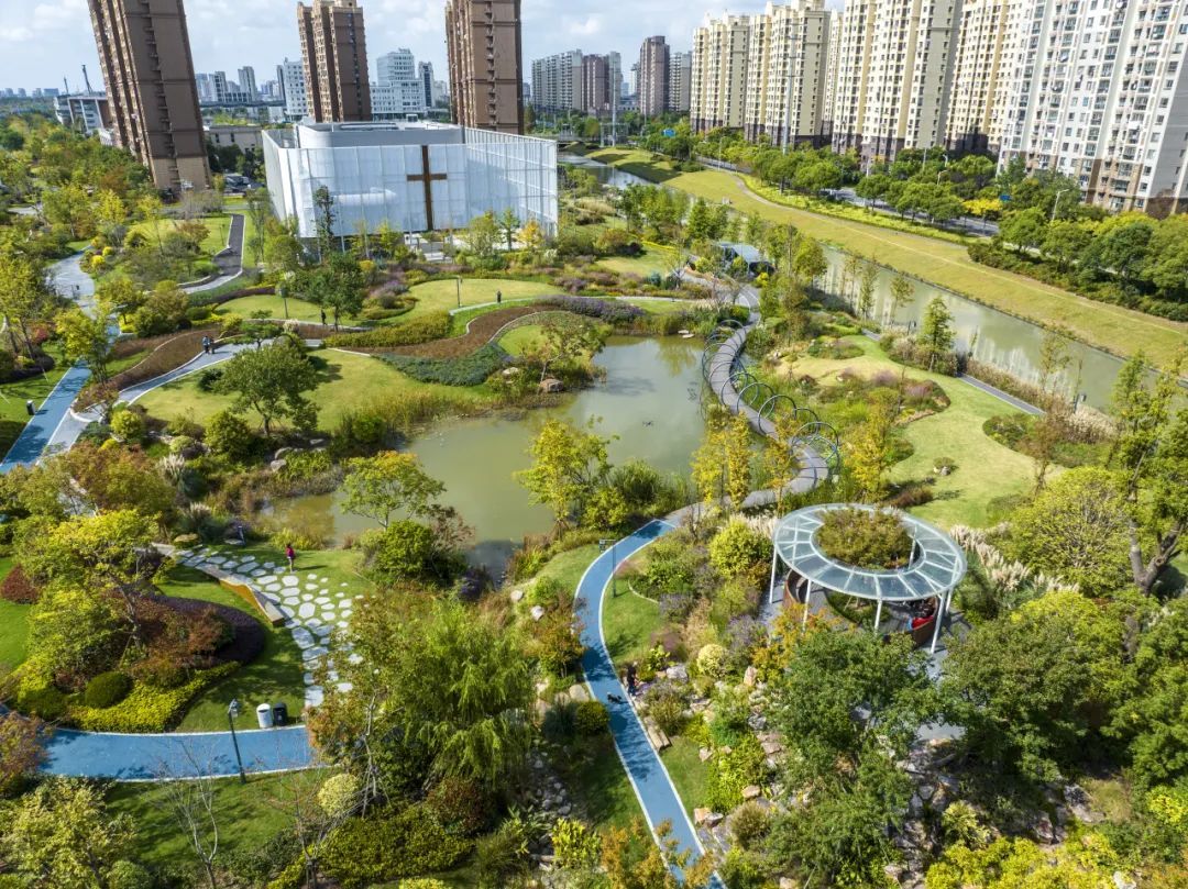 上海奉贤>文章详情>湖心岛公园—龚超摄雕塑艺术公园—郑宪章摄泡泡