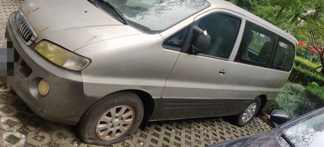 普陀这里长年占据小区停车位的僵尸车不见了