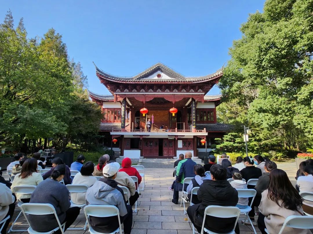 四团镇红色情景剧《茶馆里的星星之火》在古华公园上演_上观新闻