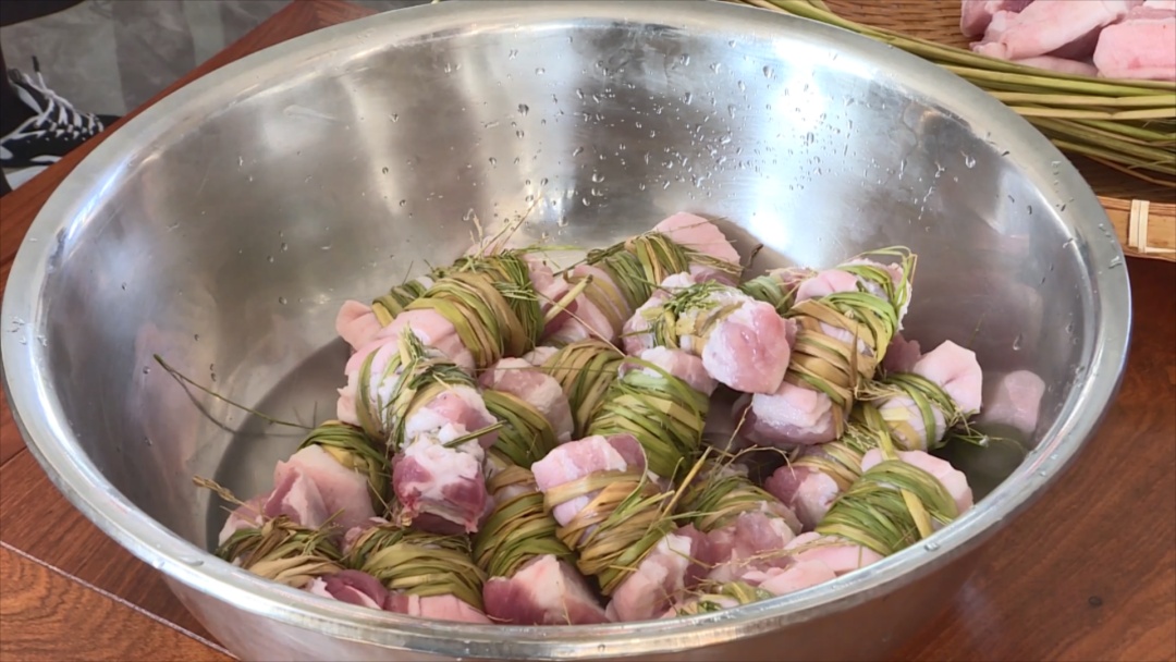 用当季稻草做扎肉田野里的清香扑面来