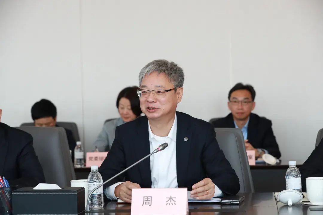 主题教育丨黄浦区委与海通证券党委中心组联组学习暨