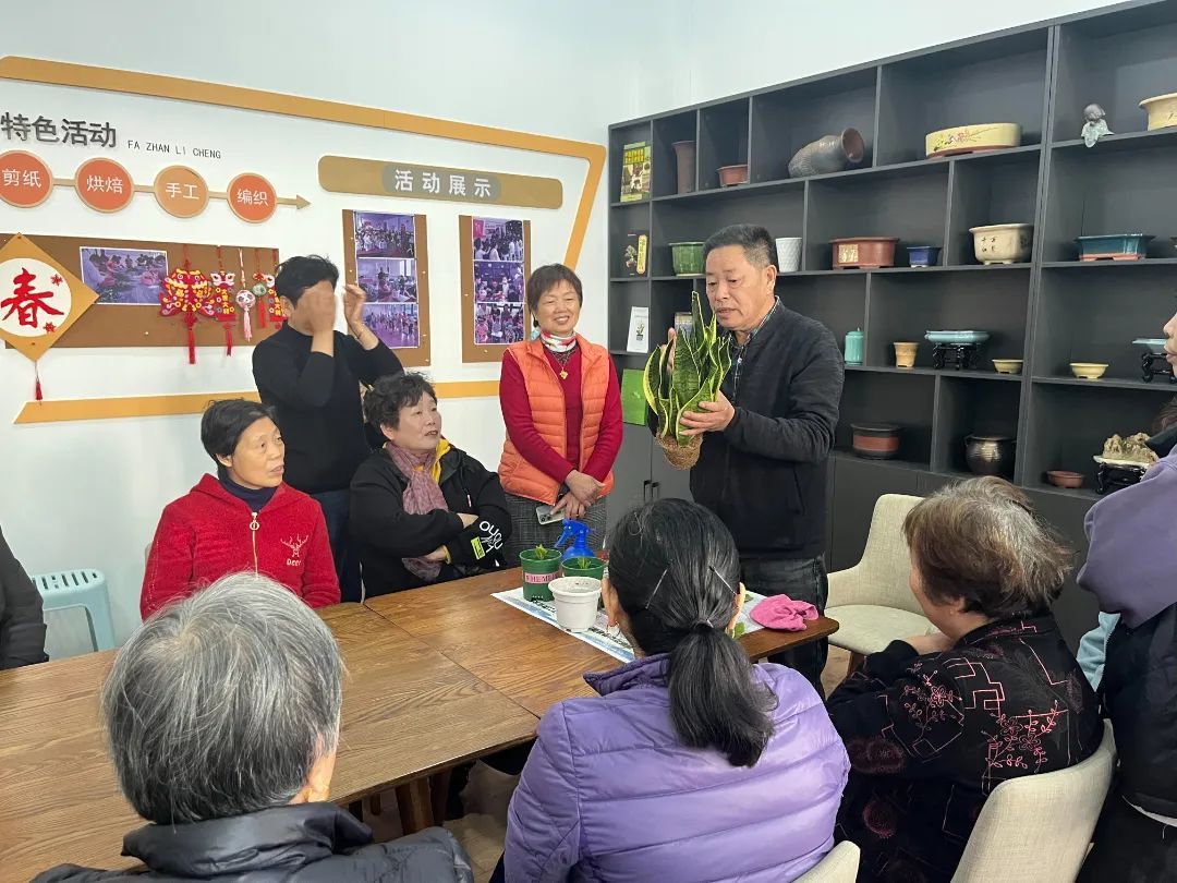 社区园艺师开起达人讲堂，指导小区居民爱绿护绿_上观新闻