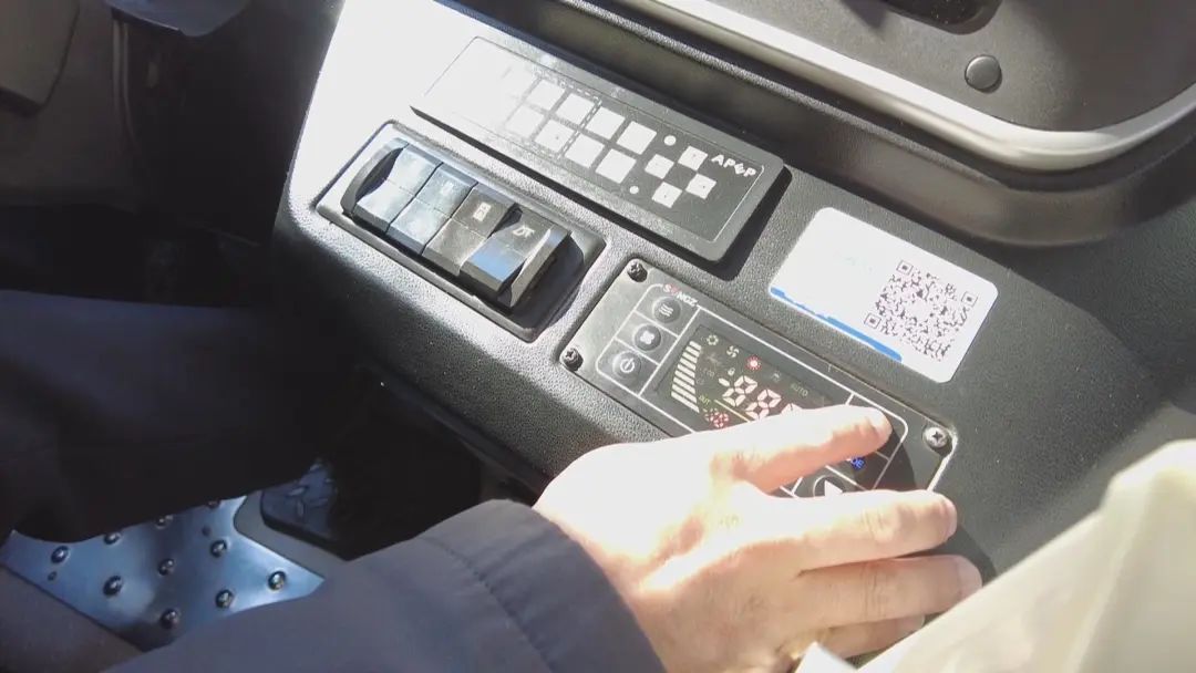 今起全市公交车开启热空调