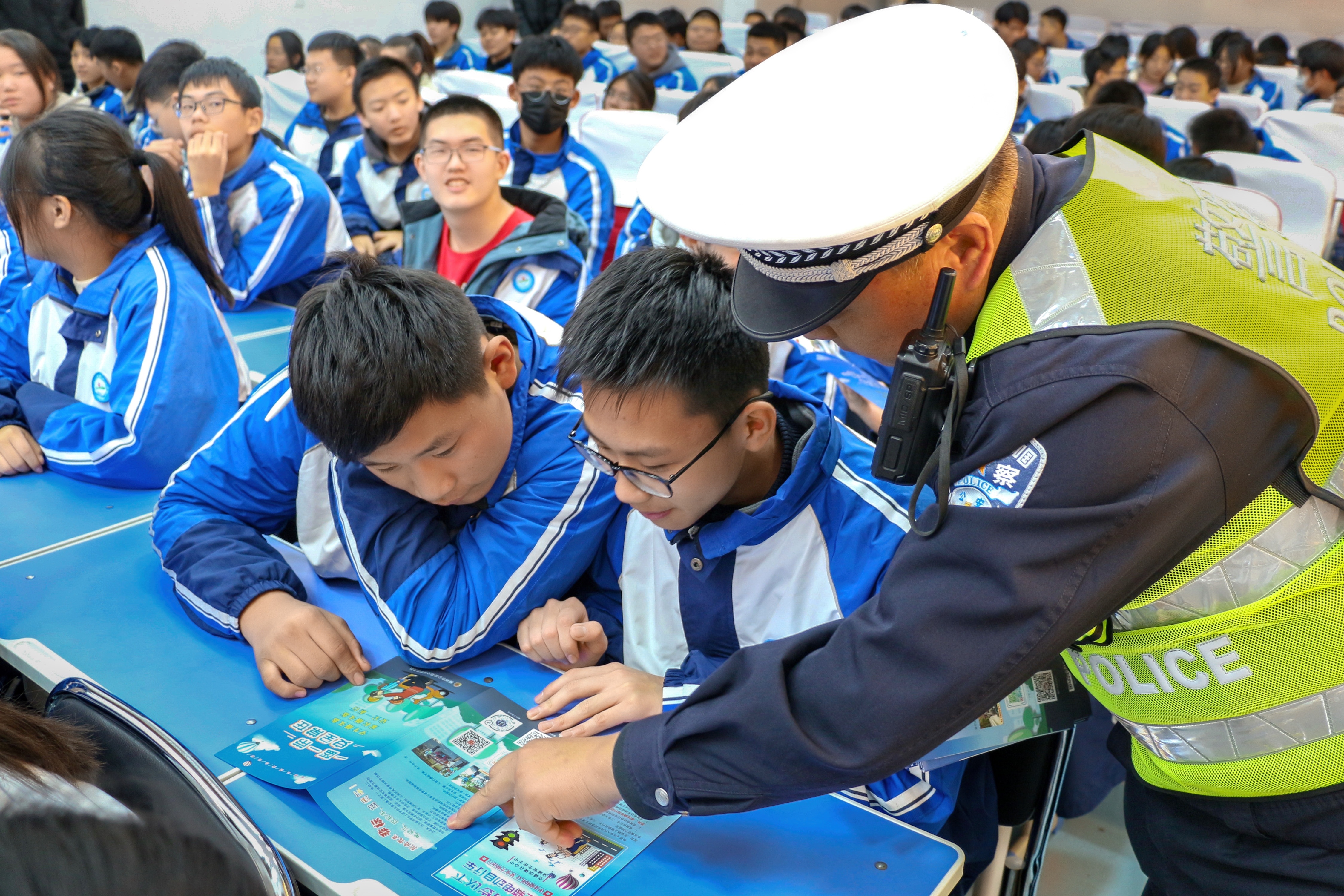 12月1日,滕州市交警大队一中队积极组织民辅警走进辖区滕南中学部署