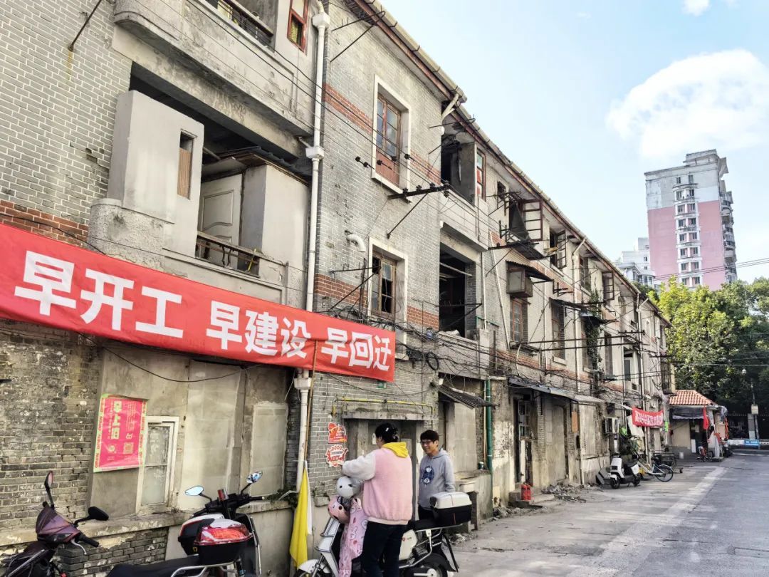 建于上世纪50年代的凤南一村是杨浦区典型的不成套老旧小区,厨卫合用