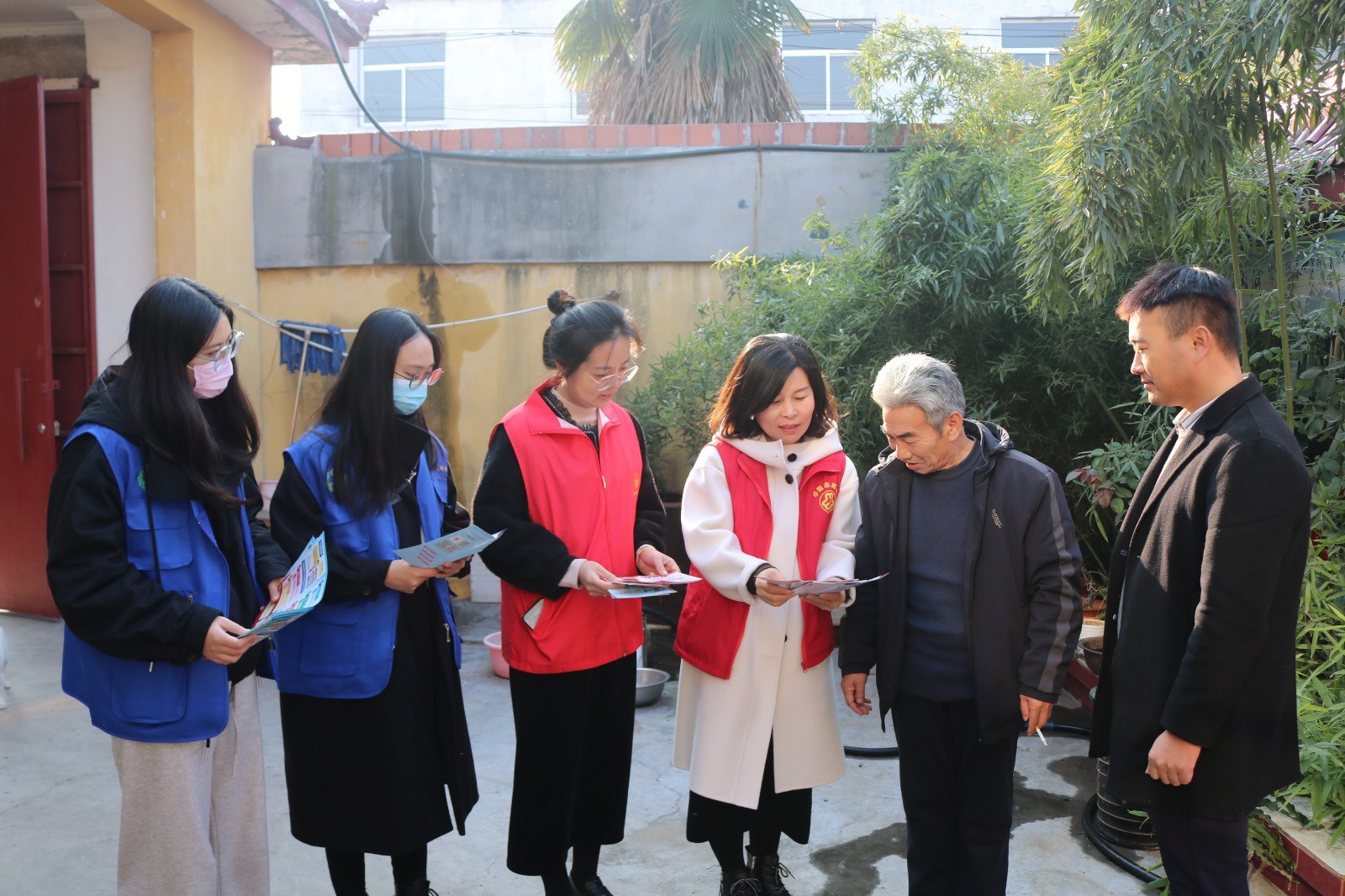 滕州市西岗镇开展"宪法宣传周""六进"宣传活动