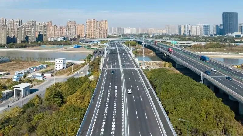 此次通車的青浦區新勝路跨吳淞江大橋(新勝大橋)以吳淞江省界線劃分