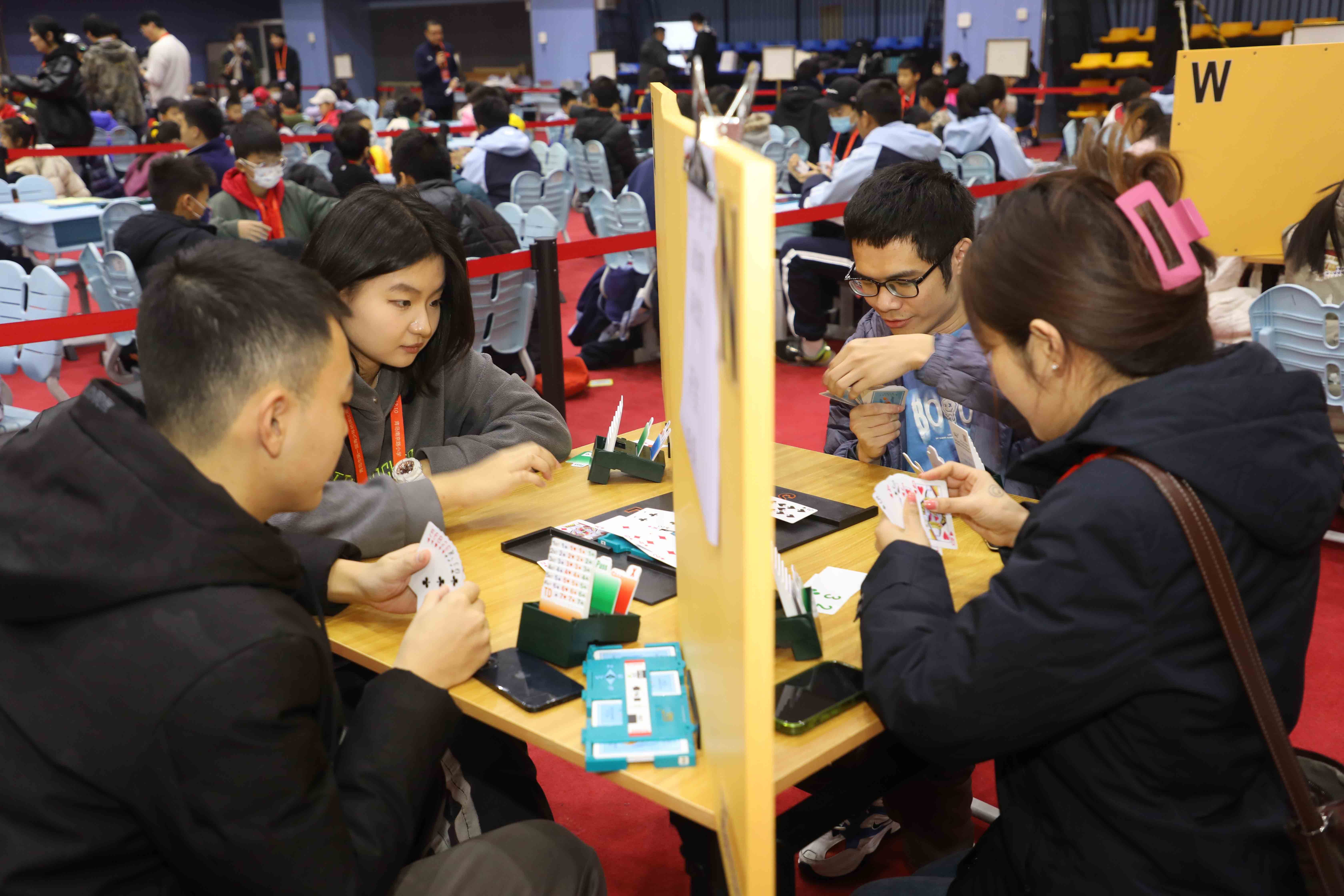 推动桥牌活动进校园青岛市首届青少年桥牌比赛举办