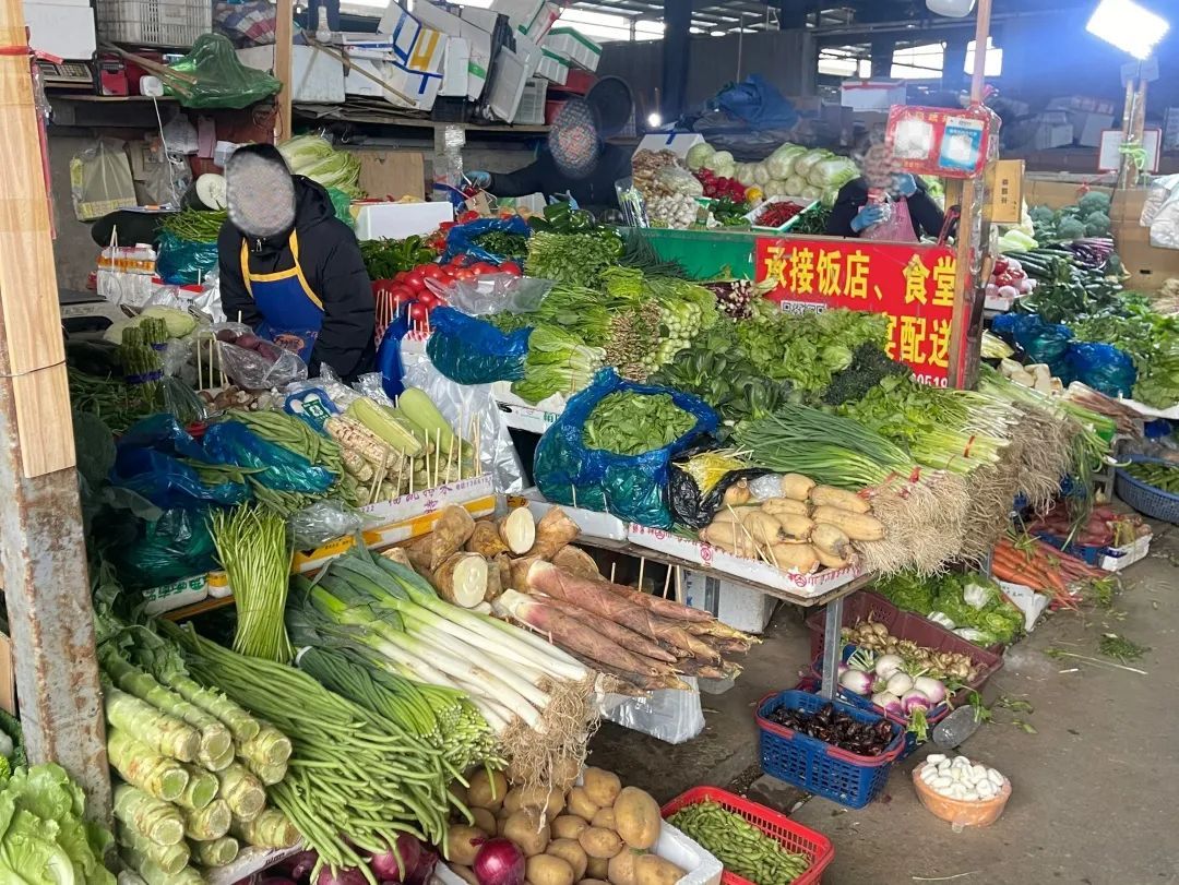 据了解,八号桥农贸市场是闵行区最大的果蔬鲜肉综合批发市场,总建筑