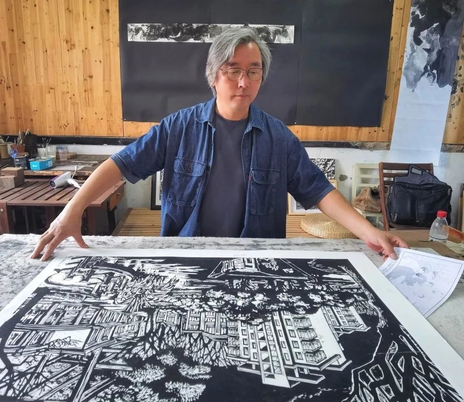 他坚持创作四十多年，在黑白调和中刻画斑斓世界_上观新闻