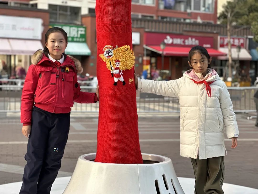 树也冷啊,给树穿衣服真是太好了,大树一定也会很开心吧